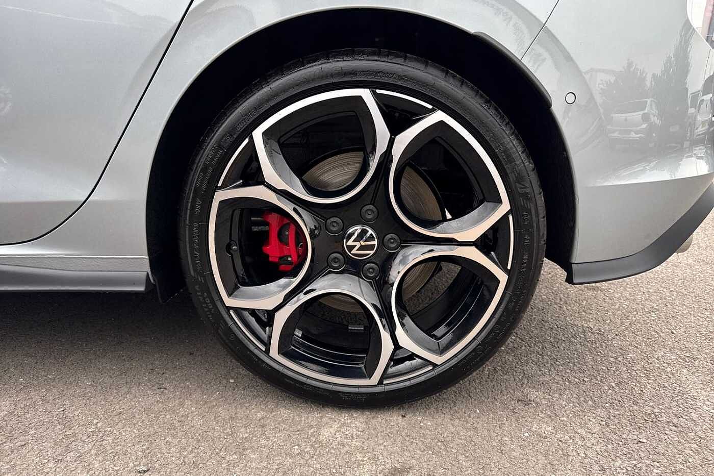 Volkswagen Golf 2.0 TSI 265 GTI DSG⭐DCC, Leather, Sunroof, trailer hitch, Black Pack, Head Up⭐