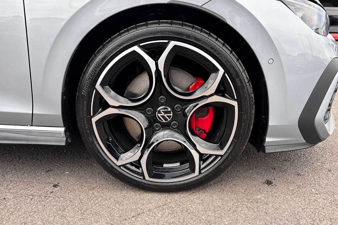 Volkswagen Golf 2.0 TSI 265 GTI DSG⭐DCC, Leather, Sunroof, trailer hitch, Black Pack, Head Up⭐