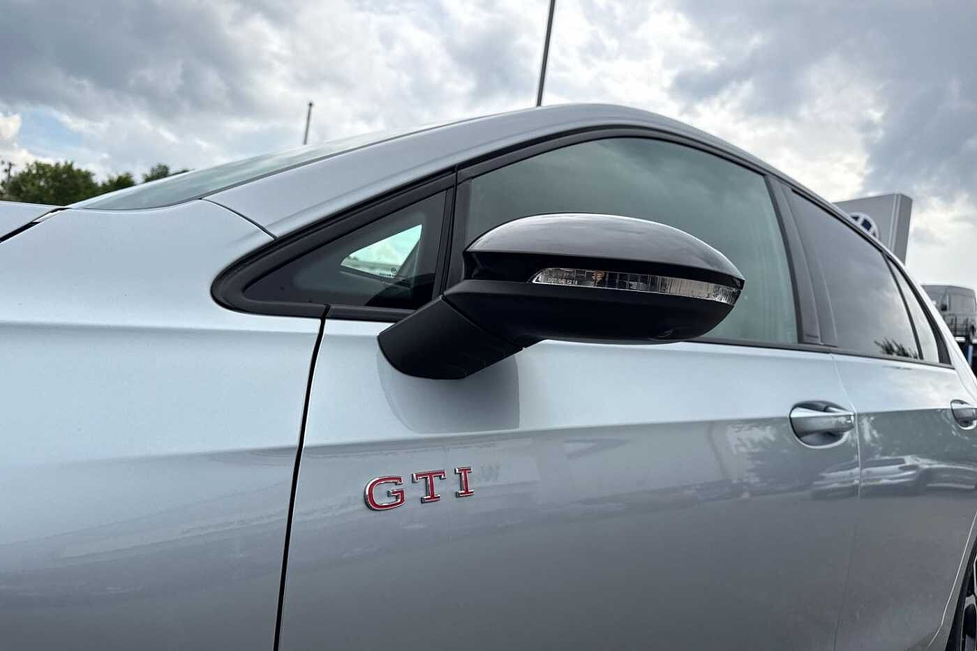 Volkswagen Golf 2.0 TSI 265 GTI DSG⭐DCC, Leather, Sunroof, trailer hitch, Black Pack, Head Up⭐