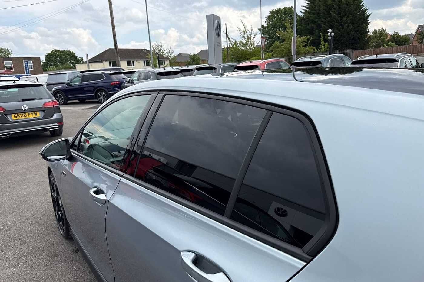 Volkswagen Golf 2.0 TSI 265 GTI DSG⭐DCC, Leather, Sunroof, trailer hitch, Black Pack, Head Up⭐