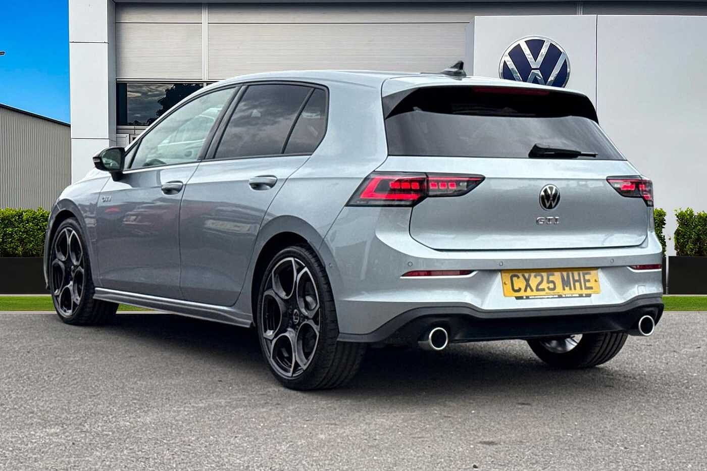 Volkswagen Golf 2.0 TSI 265 GTI DSG⭐DCC, Leather, Sunroof, trailer hitch, Black Pack, Head Up⭐