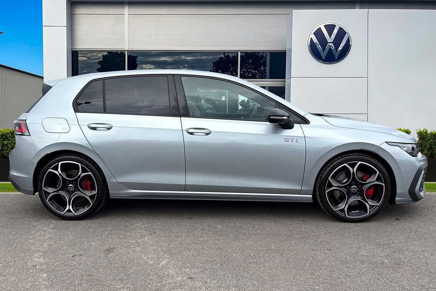 Volkswagen Golf 2.0 TSI 265 GTI DSG⭐DCC, Leather, Sunroof, trailer hitch, Black Pack, Head Up⭐